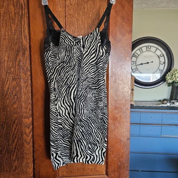 Victoria's Secret 34C Tiger Print Slip Nightie 90s Y2K Vintage Nightie - Picture 2 of 8